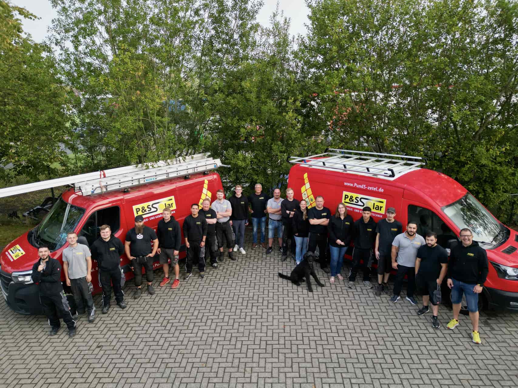 Team von P&S Solar bei der Arbeit an einer Photovoltaik-Anlage